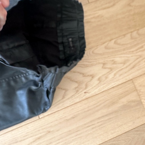 BLANK NYC VEGAN LEATHER SHORTS - Picture 2 of 2